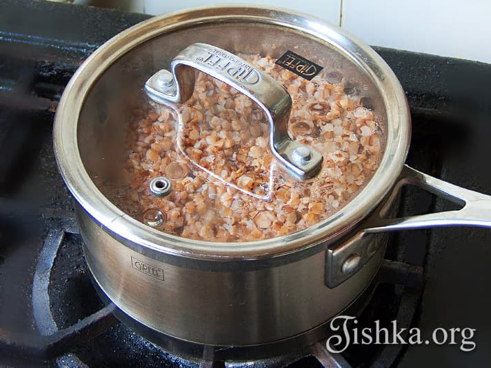Гречка с сардельками, томатами и сельдереем - пошаговый рецепт с фото